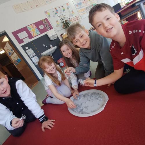 Kinder beim Experimentieren