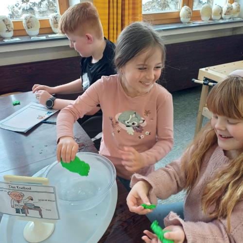 Kinder beim Experimentieren