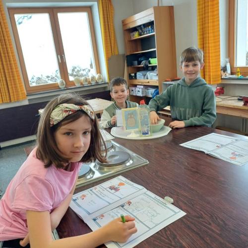 Kinder beim Experimentieren