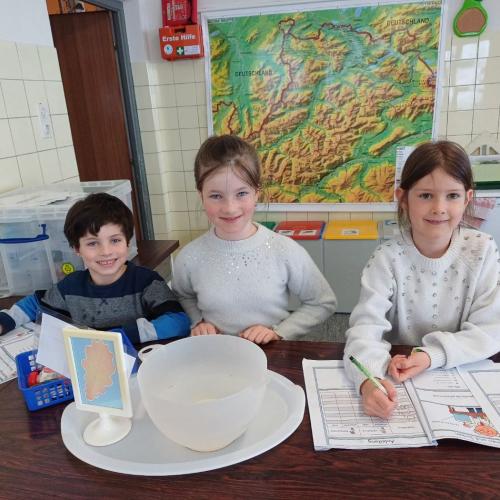 Kinder beim Experimentieren