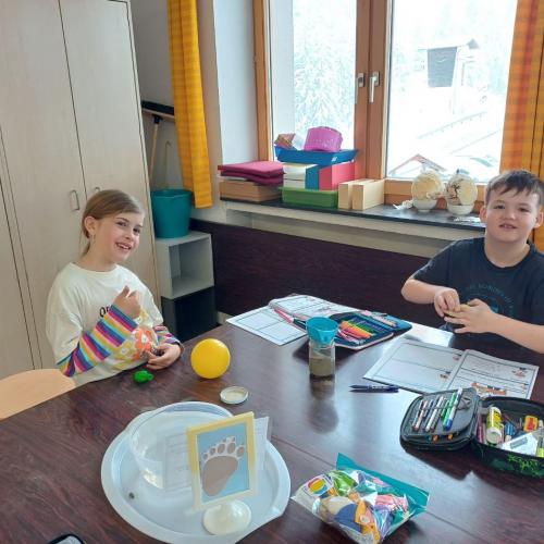 Kinder beim Experimentieren
