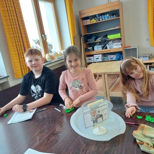 Kinder beim Experimentieren