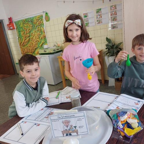 Kinder beim Experimentieren
