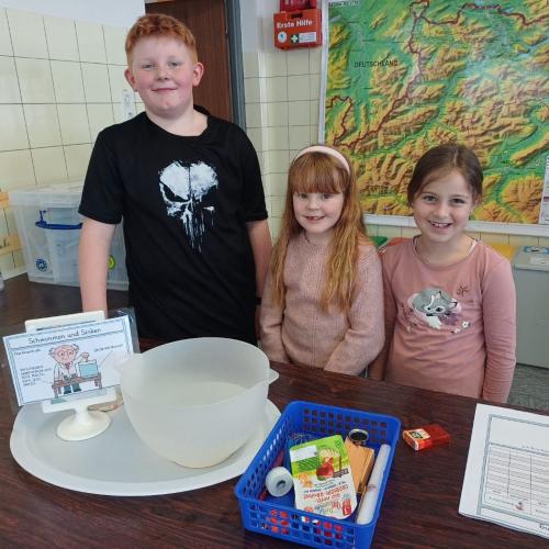 Kinder beim Experimentieren