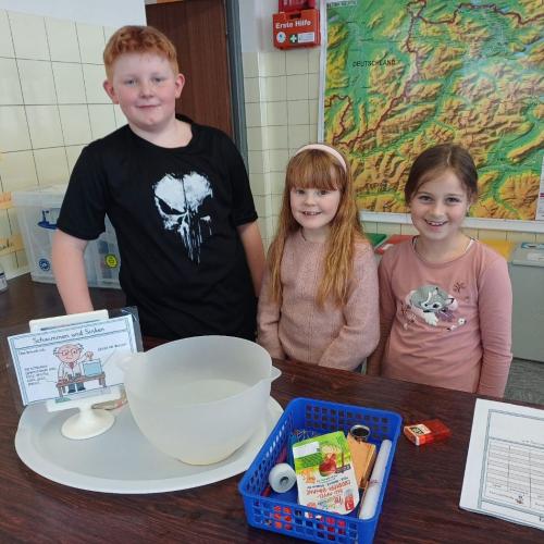 Kinder beim Experimentieren