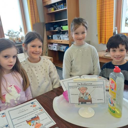 Kinder beim Experimentieren
