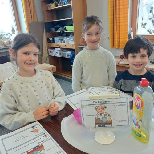 Kinder beim Experimentieren