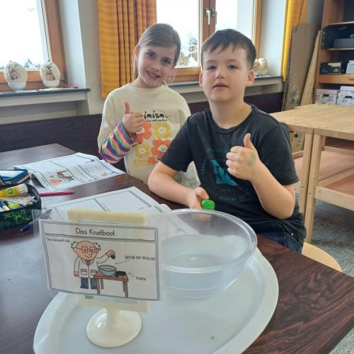 Kinder beim Experimentieren