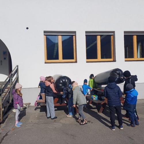 Kinder beim Experimentieren mit dem SOLAR-UFO