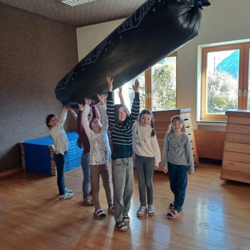 Kinder beim Experimentieren mit dem SOLAR-UFO