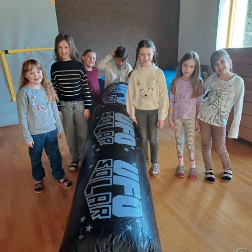 Kinder beim Experimentieren mit dem SOLAR-UFO