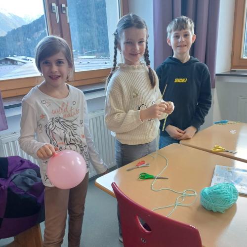 Kinder beim Experimentieren mit Luft