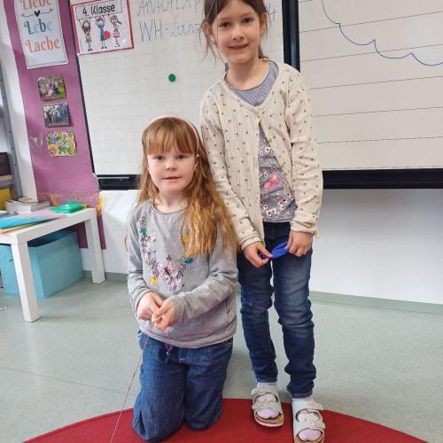 Kinder beim Experimentieren mit Luft