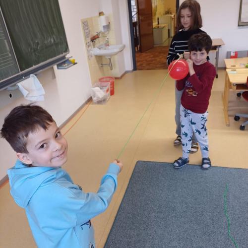 Kinder beim Experimentieren mit Luft