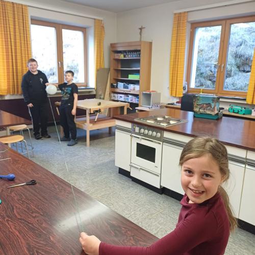 Kinder beim Experimentieren mit Luft