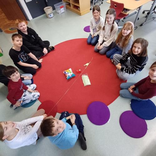 Kinder beim Experimentieren mit Luft