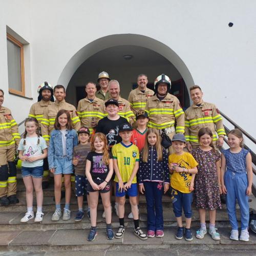 Kinder bei der Feuerwehrprobe