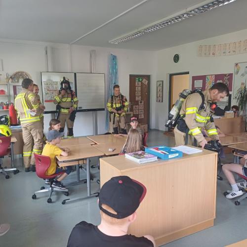 Kinder bei der Feuerwehrprobe