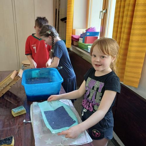 Kinder beim Papier schöpfen