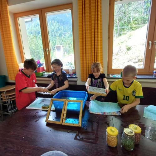 Kinder beim Papier schöpfen