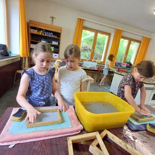 Kinder beim Papier schöpfen