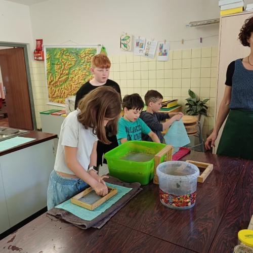 Kinder beim Papier schöpfen