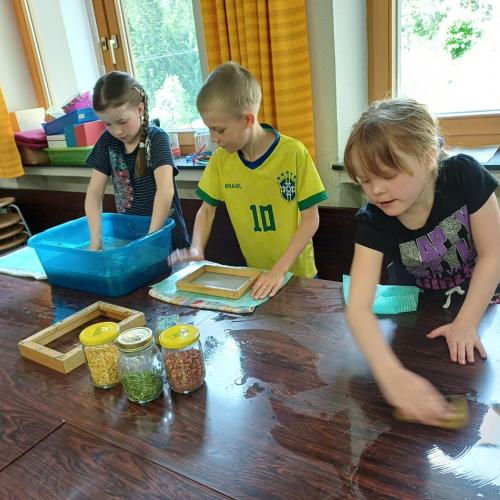 Kinder beim Papier schöpfen
