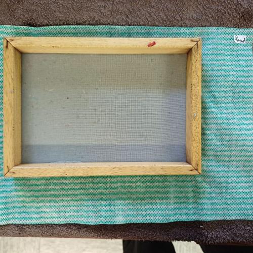 Kinder beim Papier schöpfen