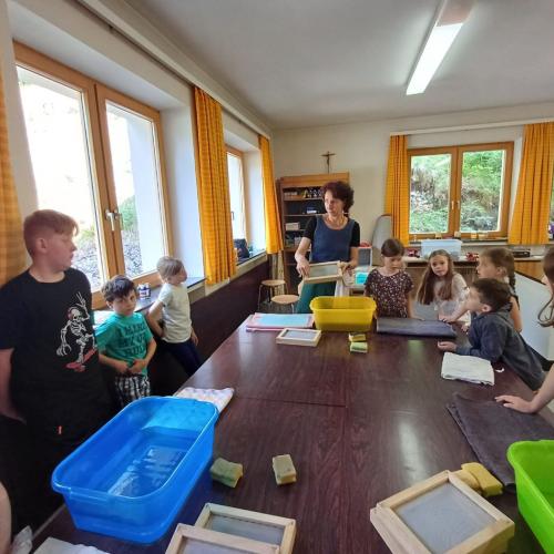 Kinder beim Papier schöpfen