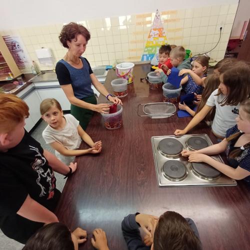 Kinder beim Papier schöpfen