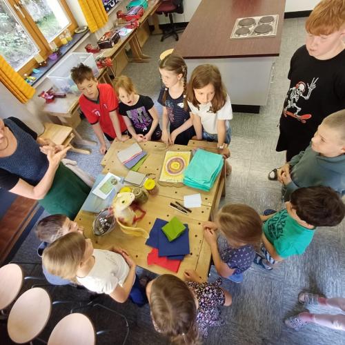 Kinder beim Papier schöpfen