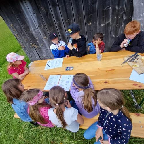 Kinder beim Bienenvortrag