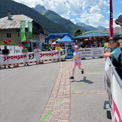 Ein Mädchen läuft in den Zieleinlauf