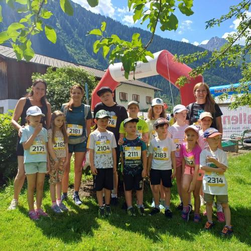 Gruppenfoto der teilnehmenden Lehrer und Schüler beim Lauf