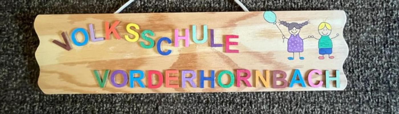 Türschild der Volksschule Vorderhornbach