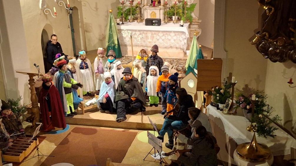 Kinder beim Krippenspiel in Kirche verkleidet