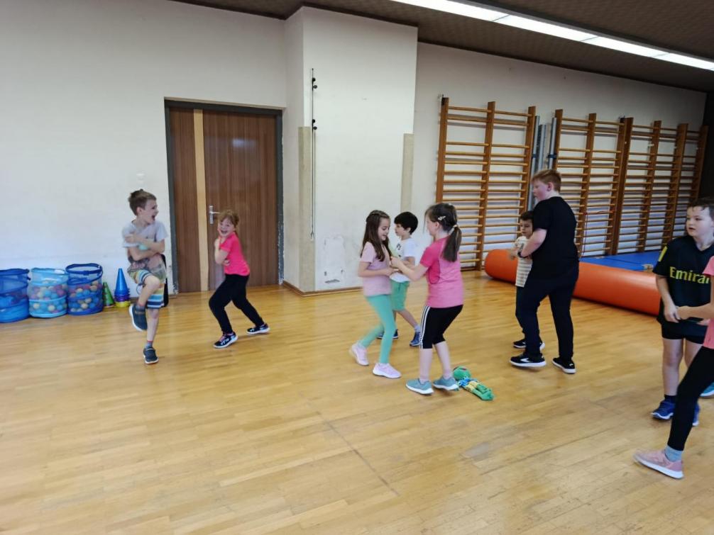 Kinder laufen im Turnsaal