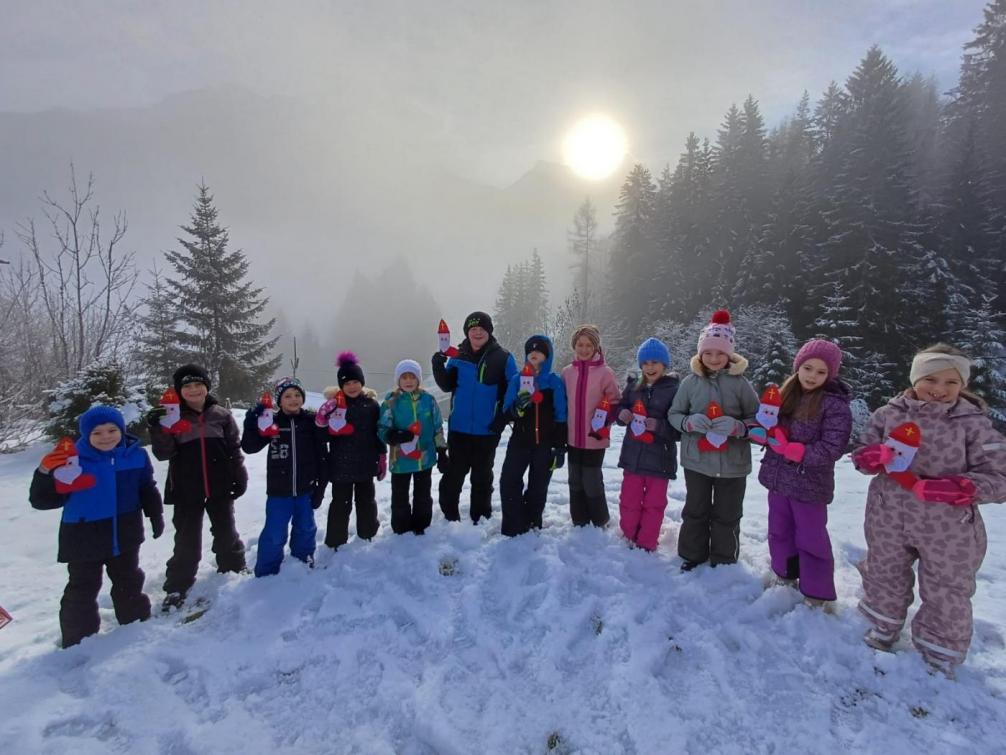 Kinder stehen mit ihren Nikolaussäckchen im Schnee