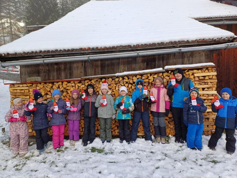 Kinder stehen vor einem Haus mit ihren Nikoaussäckchen