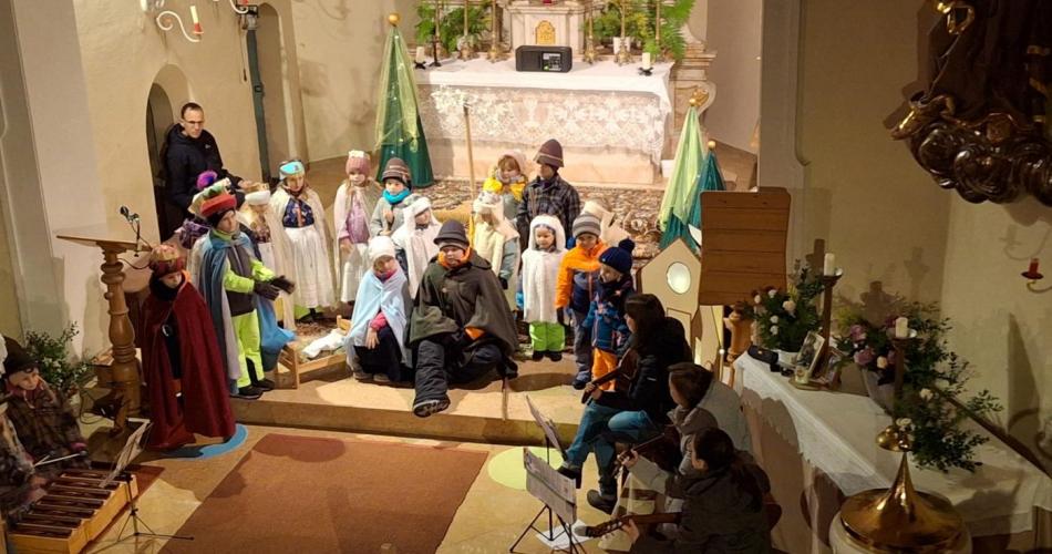 Kinder beim Krippenspiel in Kirche verkleidet