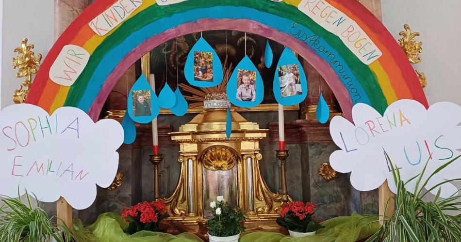 Gebastelter Regenbogens mit Fotos der Erstkommunionskinder