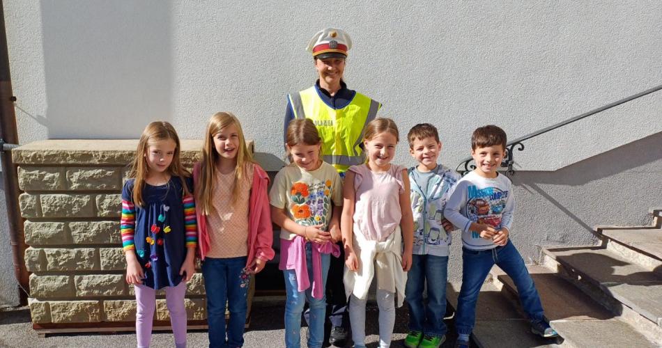 Gruppenfoto mit Polizistin und Kindern der Schule