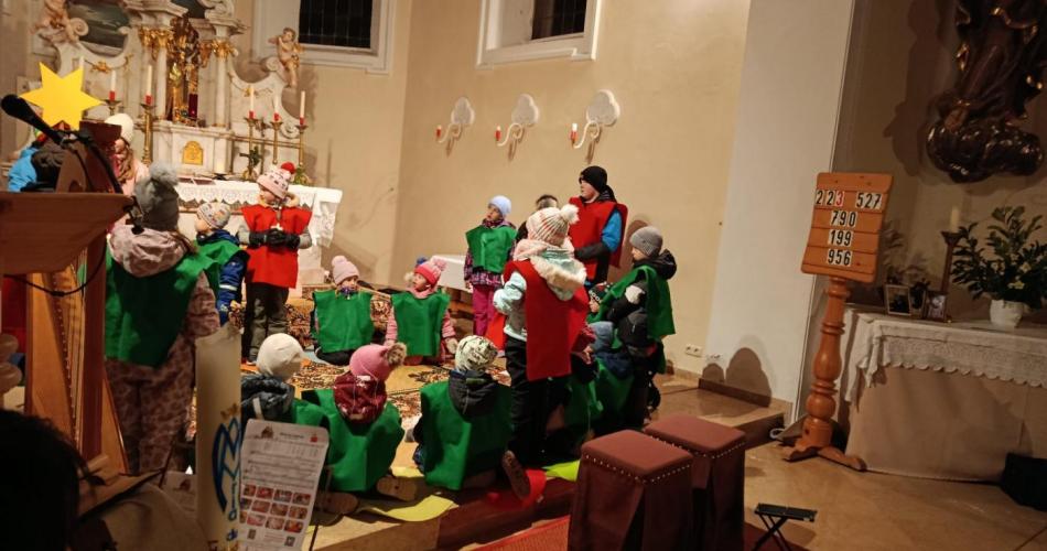 Kinder in der Kirche bei der Adventandacht