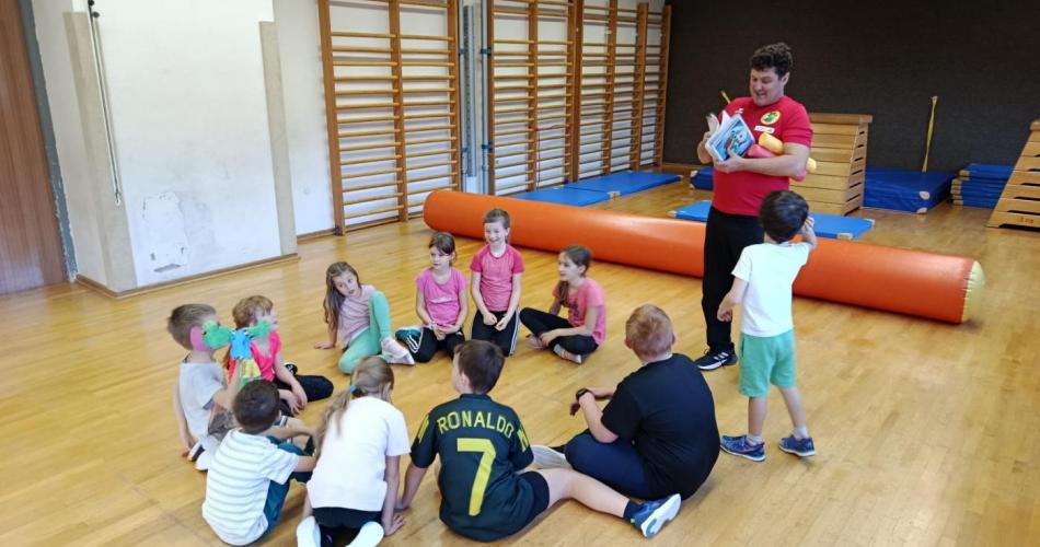Schüler im Turnsaal im Sitzkreis