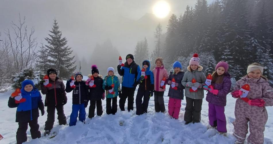 Kinder stehen mit ihren Nikolaussäckchen im Schnee