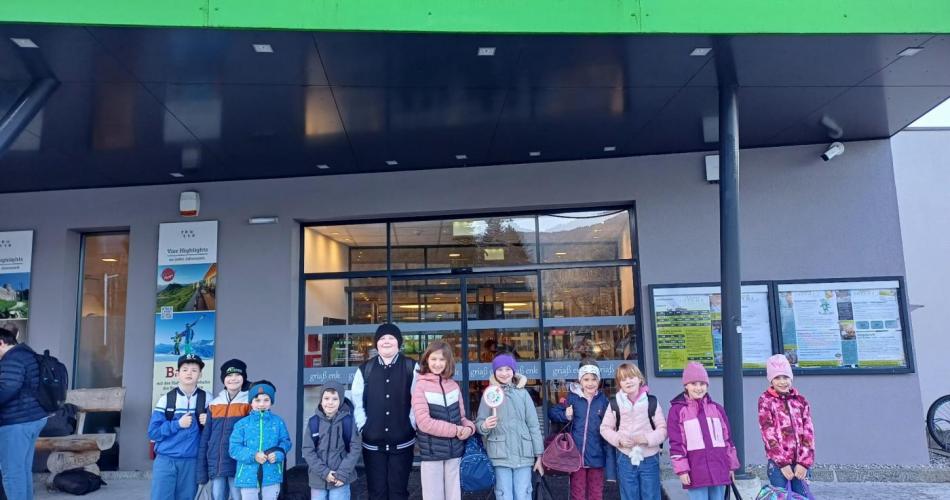 Gruppe mit Schülern vor der Alpentherme Ehrenberg