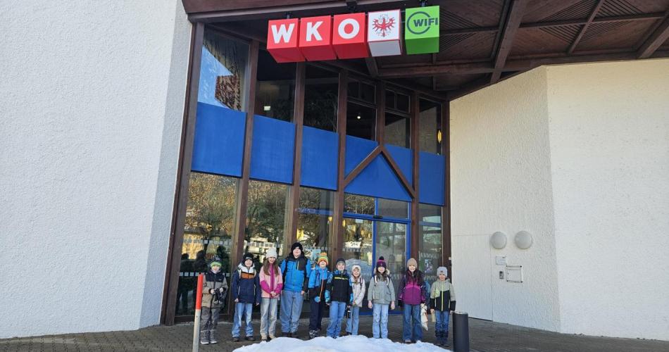 Schülergruppe steht vor Eingang der WKO Reutte