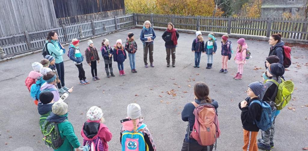 Schülergruppe steht im Kreis.